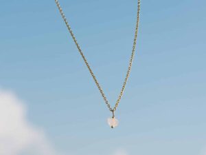 unique me -kaulakoru ruusukvartsilla