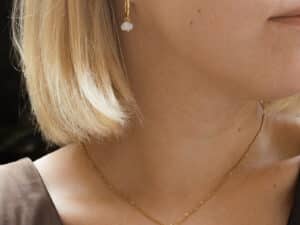 minimalist beauty -korvakorut ruusukvartsilla - WOWO vibes minimalist beauty -korvakorut ruusukvartsilla