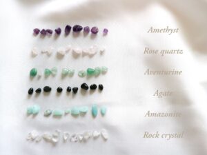 Gemstones in our products - WOWO vibes Erilaisia kiviä riveissä: ametisti, ruusukvartsi, aventuriini, akaatti, amatsoniitti ja vuorikristalli