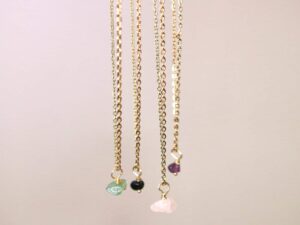 Unique me different gemstones - WOWO vibes Neljä eri kaulakorua, joissa riipuksessa aventuriini, akaatti, ruusukvartsi ja ametisti