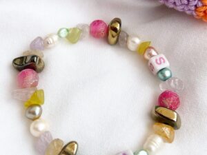 Käsikoru kivillä ja helmillä