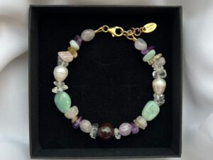 Horoskooppikäsikoru kauriin kivellä