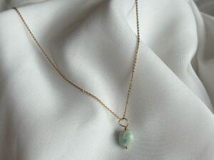 Unique me -kaulakoru amatsoniittikivellä pyöreäksi hiottu - WOWO vibes Unique me -kaulakoru amatsoniittikivellä pyöreäksi hiottu