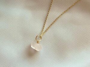 Unique me -kaulakoru ruusukvartsi: RAKKAUS - WOWO vibes Unique me -kaulakoru ruusukvartsi: RAKKAUS