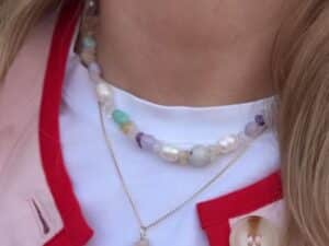 My Loved Ones -kaulakoru ravun ja oinaan onnenkivillä ja Me Myself and I -kaulakoru ravun onnenkivellä