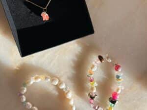 Letters of love -käsikoru, My True Colors -käsikoru ja My loved Ones -kaulakoru