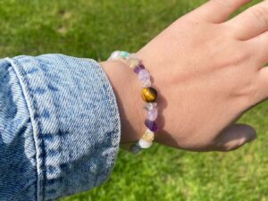 Me myself and i -käsikoru kaksosen onnenkivellä - WOWO vibes Me myself and i -käsikoru kaksosen onnenkivellä