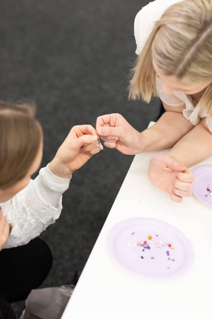 - WOWO vibes Yhdessä koettua luomisen iloa korujen parissa