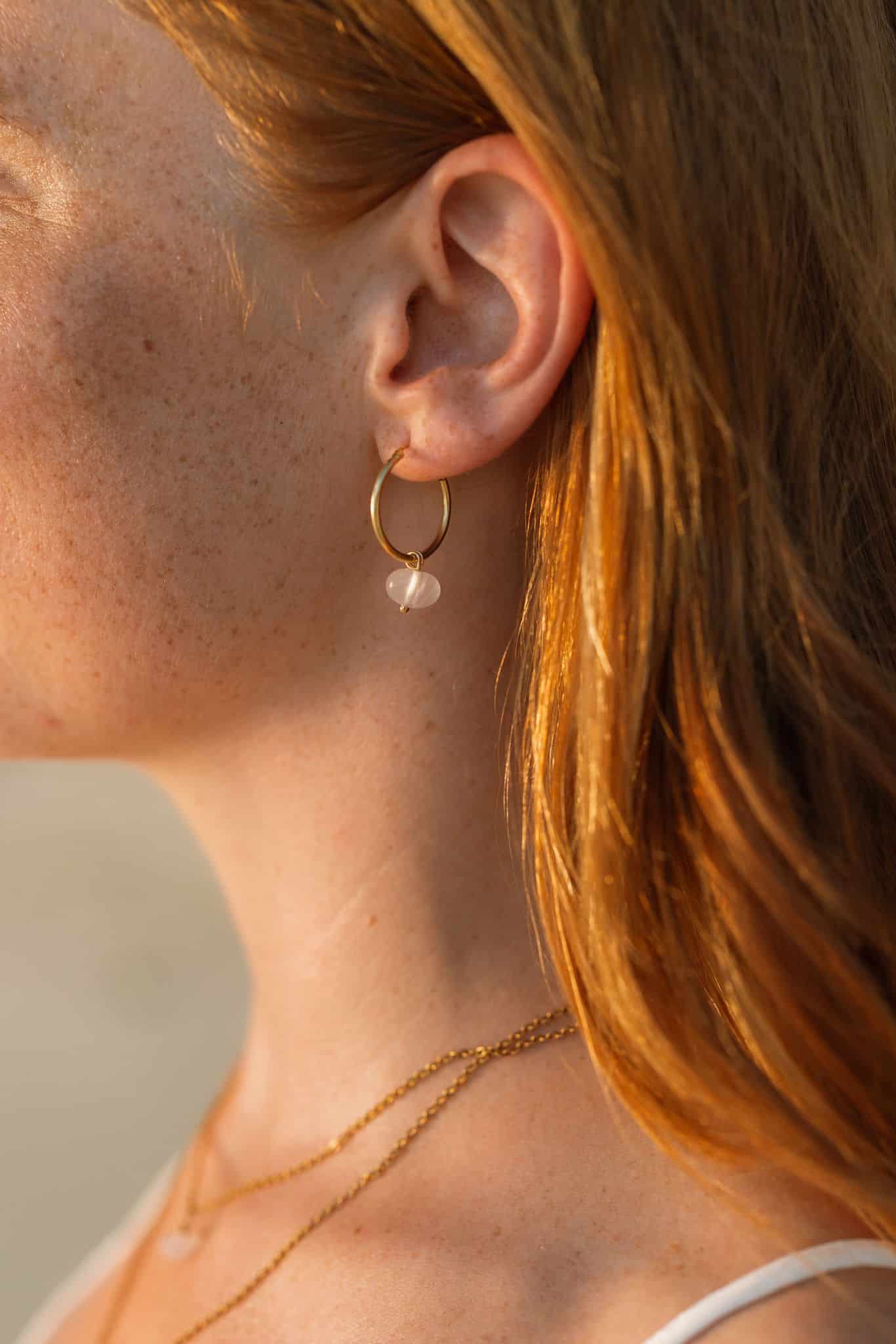 Ruusukvartsikorvakorut sileäpintaisella kivellä - WOWO vibes Alle 100 euron lahjaideat