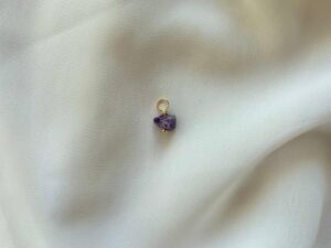 Unique me -kaulakorun ametistiriipus