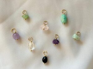 Unique me -kaulakorujen riipukset - WOWO vibes Unique me -kaulakorujen riipukset