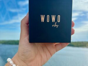 WOWO vibes korurasia ja kuvan korut: My true colors -käsikoru ja verkkoon coming soon Unique me -käsikoru